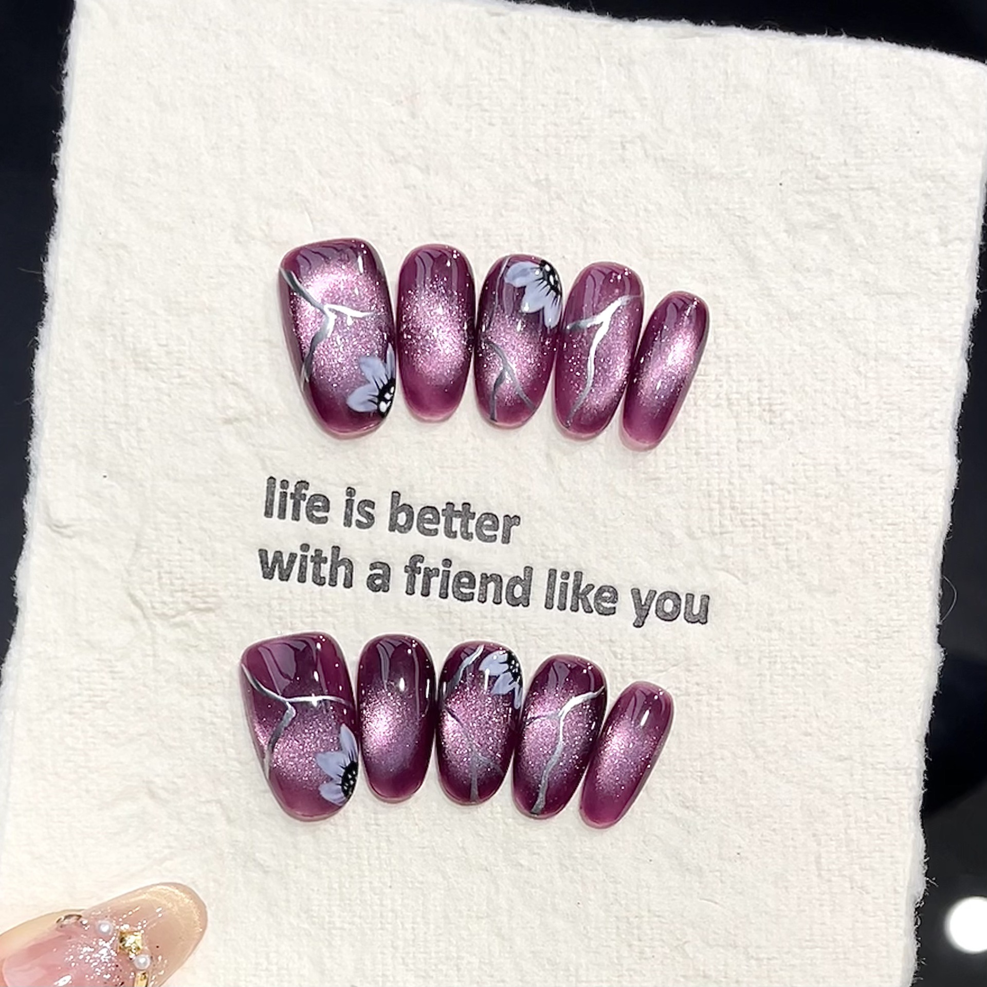 Resin Art With Flowers - เล็บปลอมรูปวงรีทำมือ 10 ชิ้น สวยงาม เล็บปลอมสีม่วงไล่เฉดแบบตาแมว ประดับดอกไม้สวยงาม