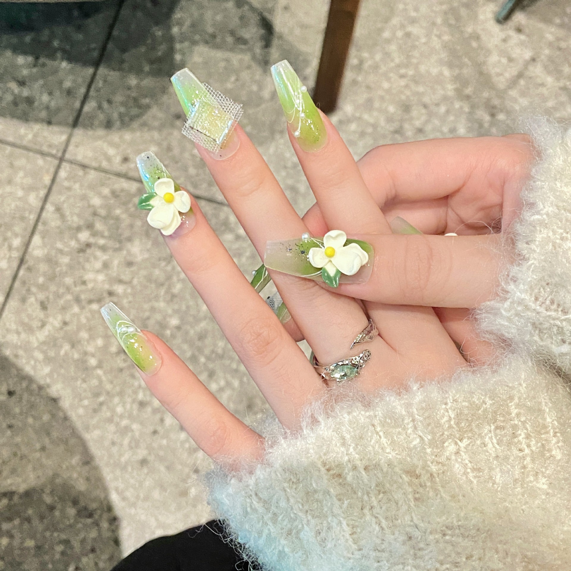 เล็บปลอมแบบกดติด 10 ชิ้น ลายโล - Resin Art With Flowers บทวิจารณ์และราคา